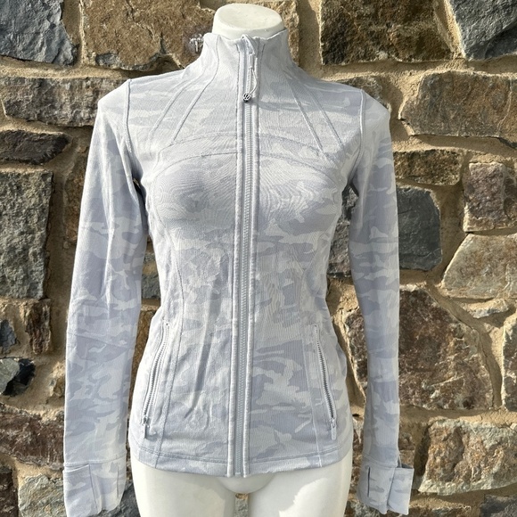 Lululemon Define Jacket Luxtreme DESIGNED FOR ON THE MOVE Size 6 - Picture 2 of 10